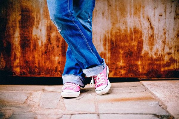 夢見穿的鞋子破了怎么回事?_周公解夢