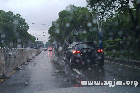 夢見下雨開車