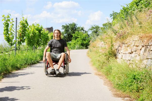 夢見自己坐輪椅_周公解夢