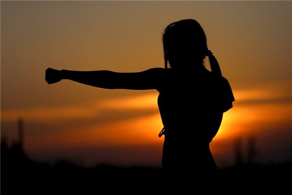 已婚女人夢到打架_周公解夢