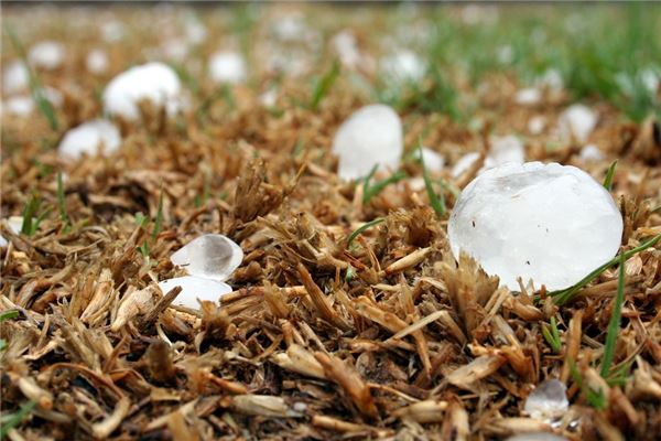 女人夢見冰雹特別大_周公解夢