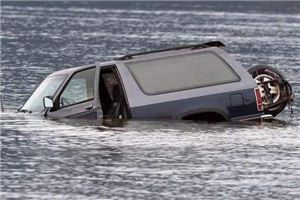 夢見汽車掉水裡_周公解夢