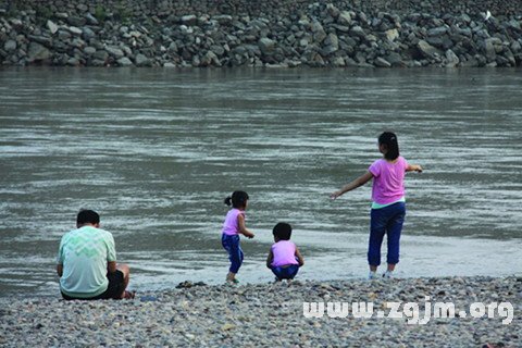 夢見小孩被水沖走