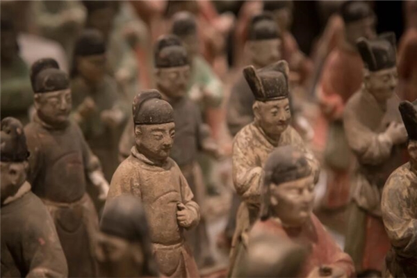夢到穿清朝官服的死人預兆了什麼嗎_周公解夢