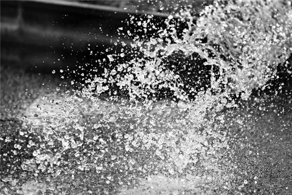 夢見潑水到地上_周公解夢