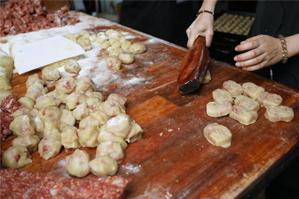 已婚女人夢見吃油糕_周公解夢