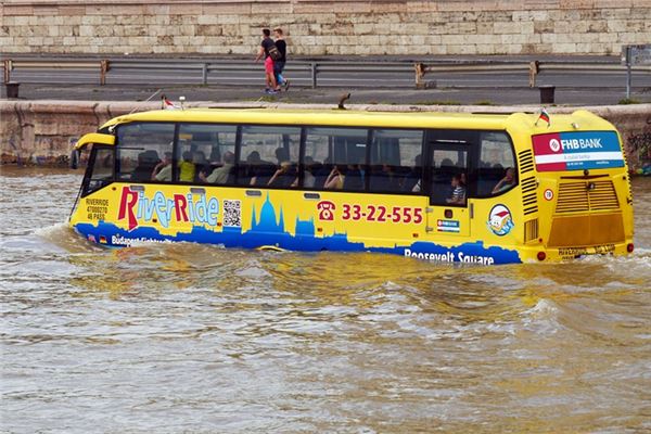 夢見停著的車掉河裡了_周公解夢