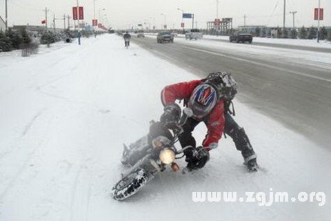 夢見雪地滑倒