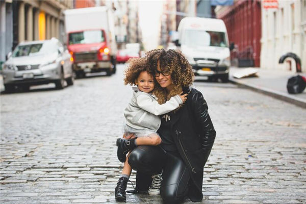 夢見抱孩子是什麼意思_周公解夢