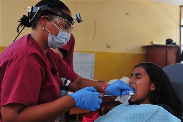 夢見自己拔自己牙齒是怎麼回事_周公解夢