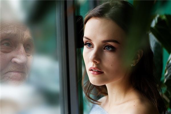 夢見自己照鏡子變醜_周公解夢