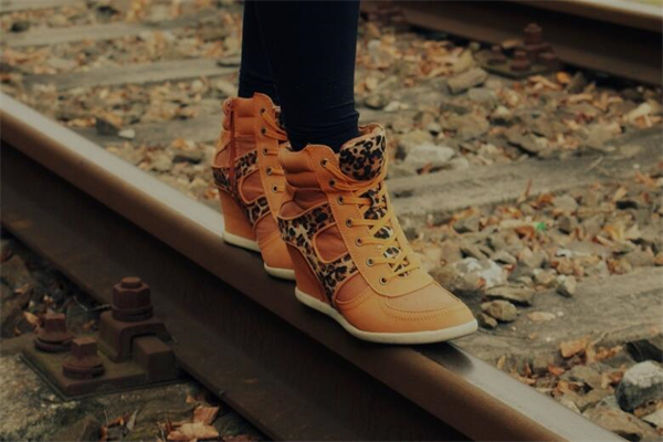 夢見鞋破了是什麼徵兆_周公解夢