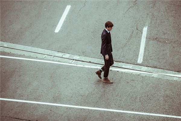 夢見走路很快_周公解夢