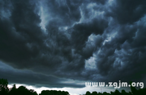 夢見天空都是黑雲