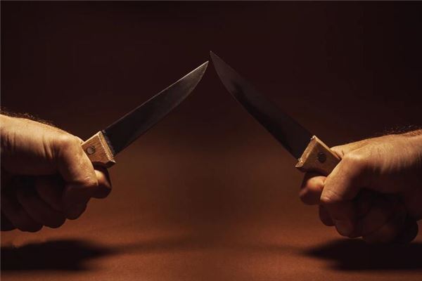夢見別人拿刀打架_周公解夢