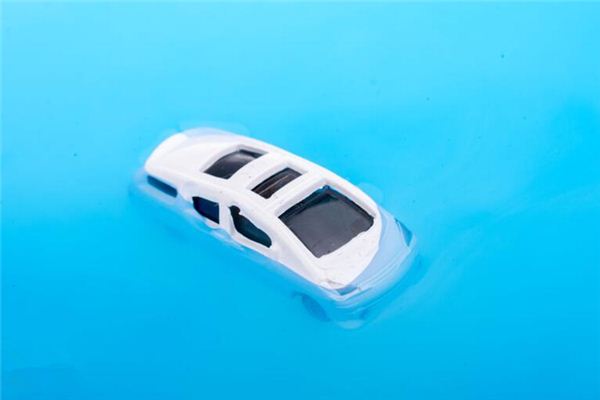 夢到車掉河裡了_周公解夢