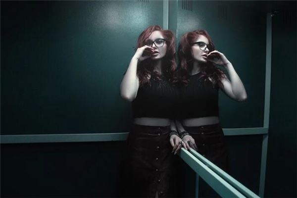 女人夢見坐電梯_周公解夢