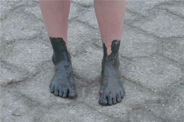 夢見自己身陷泥潭_周公解夢