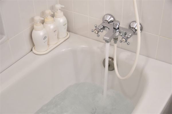 夢見被困在浴室內_周公解夢