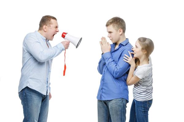 女人夢見和父親吵架_周公解夢