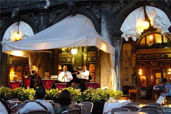 夢到很多人來家裡怎麼樣_周公解夢