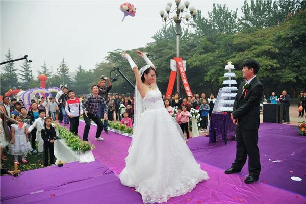夢見鄰居結婚辦喜事_周公解夢
