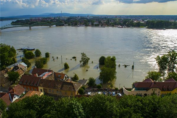 夢見漲水逃命_周公解夢