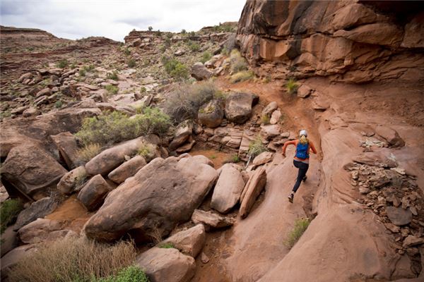 夢到被壞人追_周公解夢