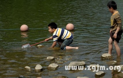 夢見河裡撈魚