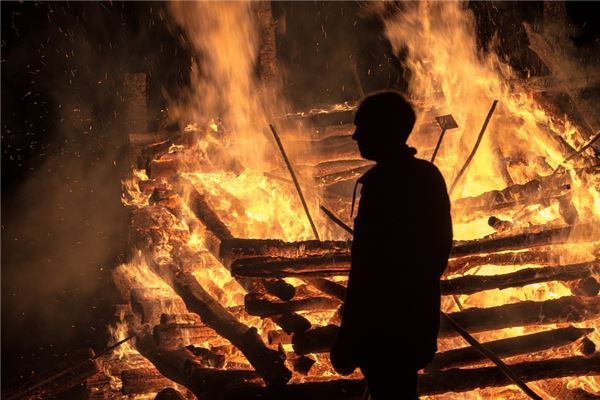 夢見自己被火燒傷_周公解夢