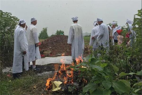 女人夢見自己穿白孝服_周公解夢