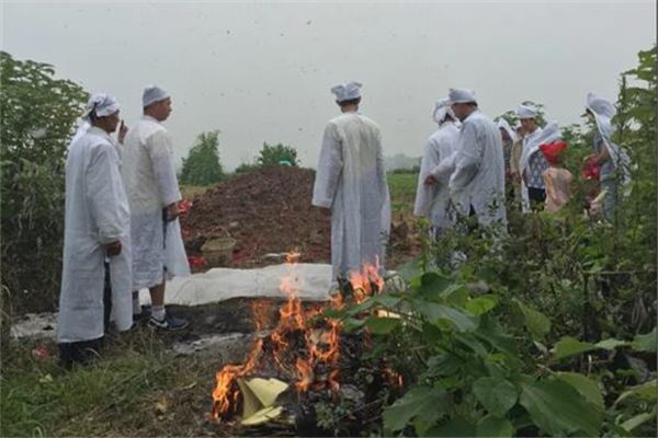 夢見自己家死人了_周公解夢