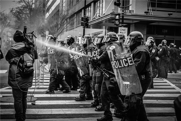 夢見一堆警察_周公解夢