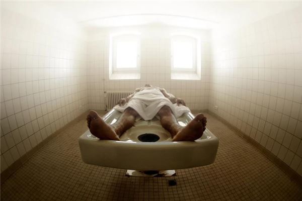 女人夢見死人用白布蓋著_周公解夢