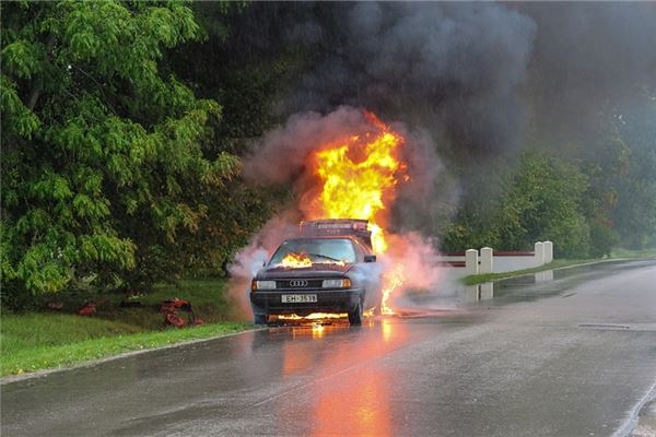 夢見自己車著火了_周公解夢