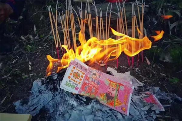 夢見撿到死人錢_周公解夢