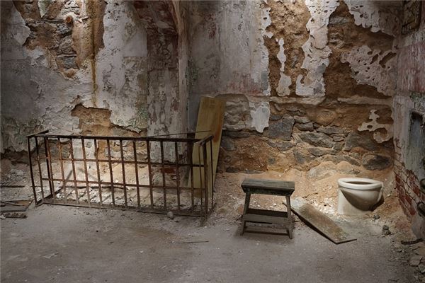 夢到掉入茅坑是啥預兆_周公解夢