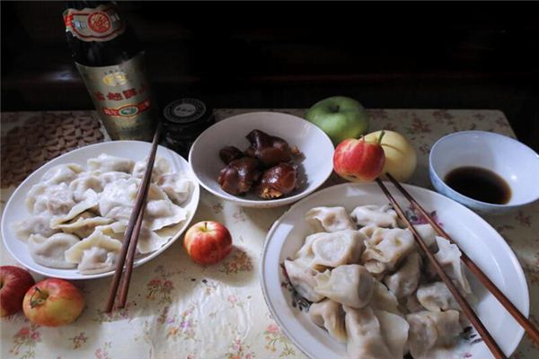 夢見過年吃餃子_周公解夢