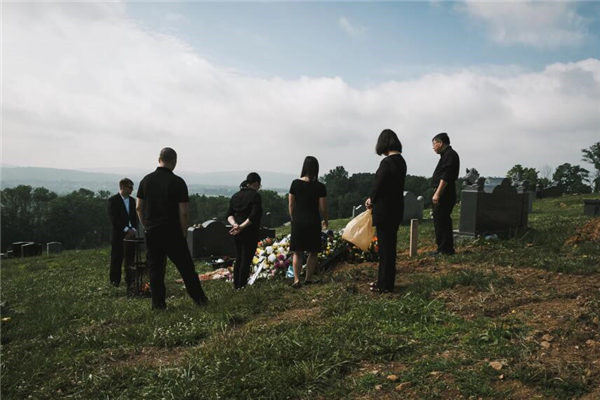 夢到埋葬人是怎麼回事_周公解夢