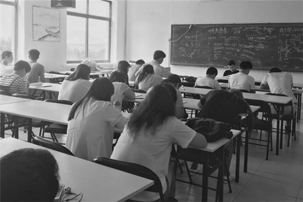 夢見教室很多人_周公解夢