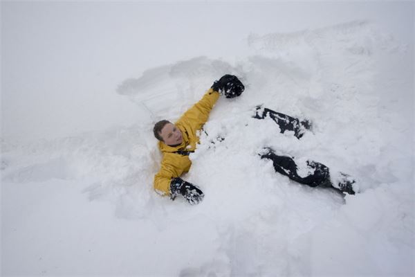 夢見在雪地里玩耍_周公解夢