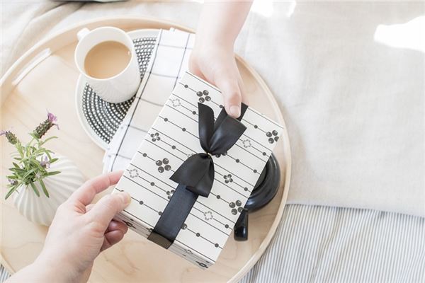 夢到別人給自己東西有什麼預示嗎_周公解夢