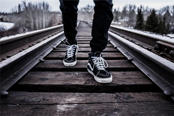 夢見穿錯鞋是什麼意思_周公解夢