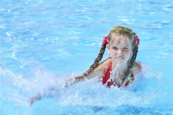 夢見自己在游泳_周公解夢