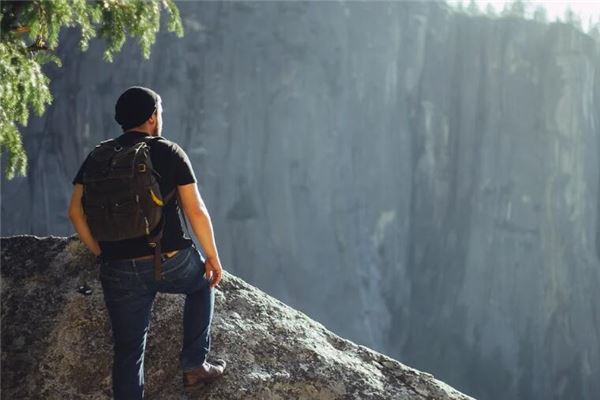 女人夢見有男人進屋_周公解夢