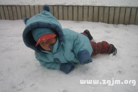 夢見在冰凍的雪路上滑倒