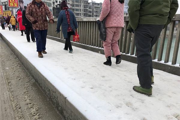 夢見下雪中在街道行走_周公解夢