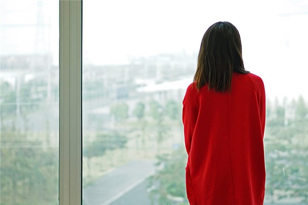 夢見男人穿紅衣服有什麼意思_周公解夢