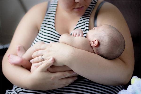 夢見溢奶的預兆_周公解夢