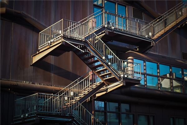 夢到摔樓梯有什麼含義_周公解夢